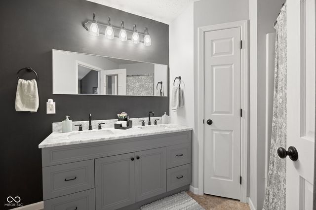 10864 Washington Bay Drive, Fishers, IN 46037