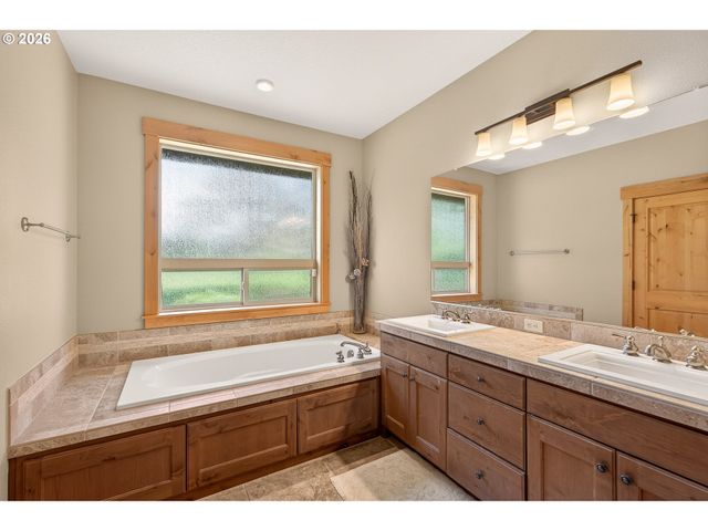 1663 Nw MEDINAH Dr, Mc Minnville, OR 97128