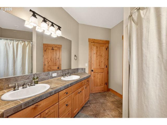 1663 Nw MEDINAH Dr, Mc Minnville, OR 97128