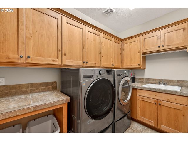 1663 Nw MEDINAH Dr, Mc Minnville, OR 97128