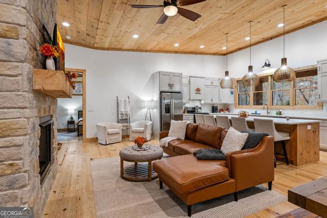 649 Lees Ride, Mccaysville, GA 30555