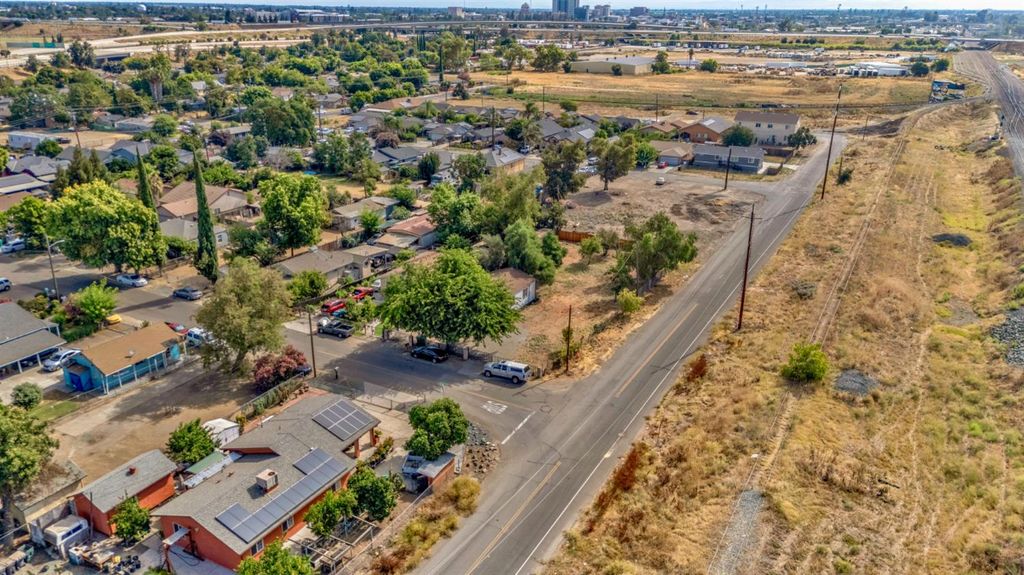 Image 35 of property listing at 736 S Modesto, Stockton, CA 95203