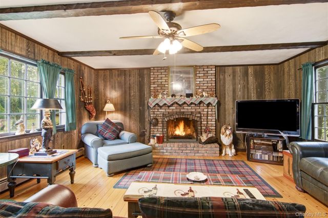 1 Gaul Road N, Setauket, NY 11733