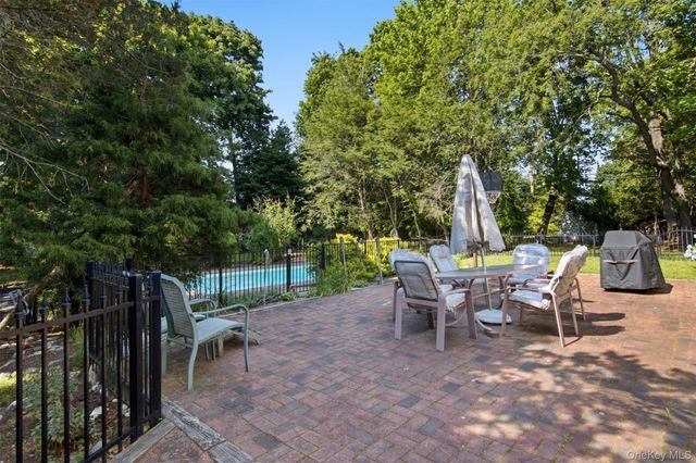 1 Gaul Road N, Setauket, NY 11733