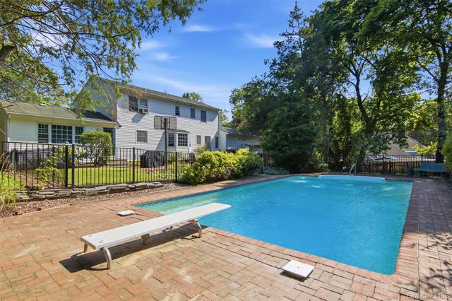 1 Gaul Road N, Setauket, NY 11733