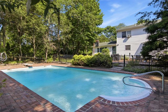 1 Gaul Road N, Setauket, NY 11733