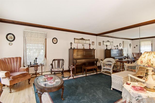 1 Gaul Road N, Setauket, NY 11733