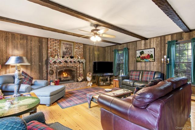 1 Gaul Road N, Setauket, NY 11733