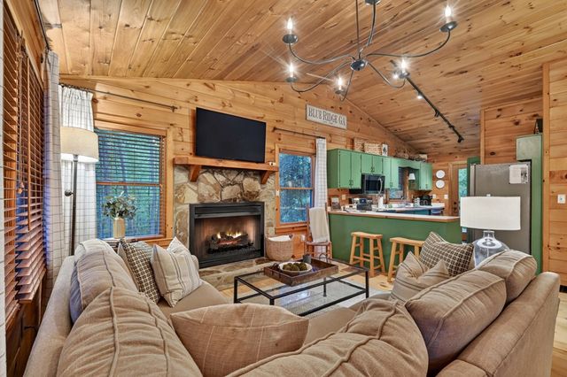 932 Granny Branch Drive, Blue Ridge, GA 30513