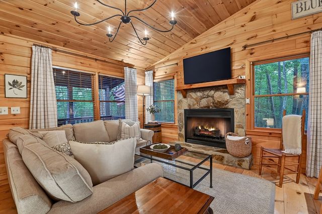 932 Granny Branch Drive, Blue Ridge, GA 30513