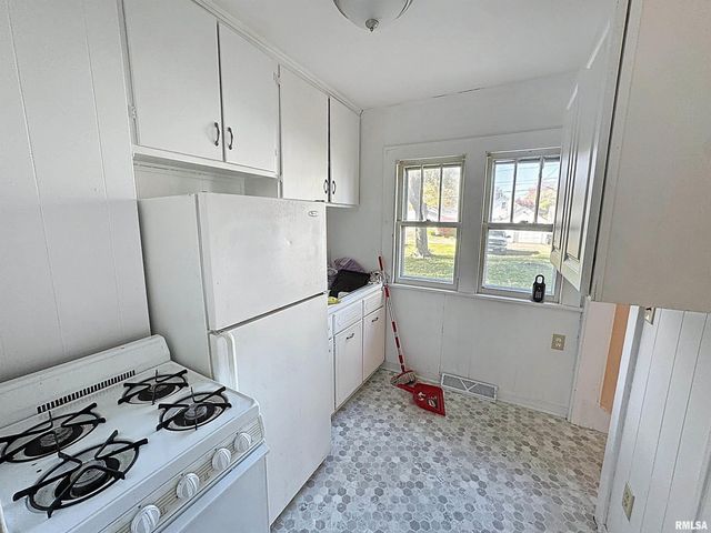 2212 39TH Street, Rock Island, IL 61201