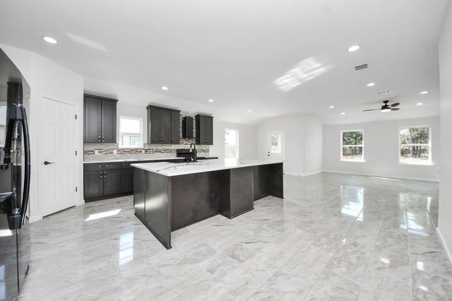 51 Road 5214, Cleveland, TX 77327