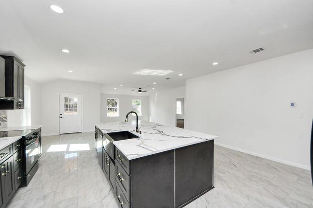 51 Road 5214, Cleveland, TX 77327