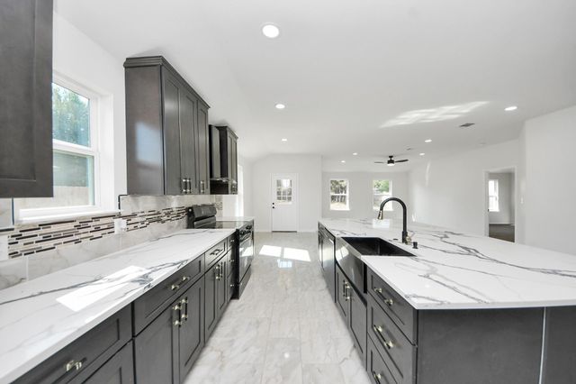 51 Road 5214, Cleveland, TX 77327