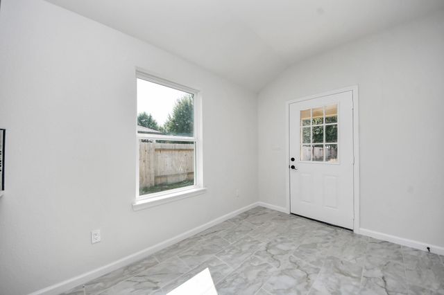 51 Road 5214, Cleveland, TX 77327