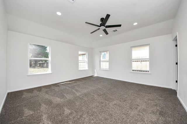 51 Road 5214, Cleveland, TX 77327