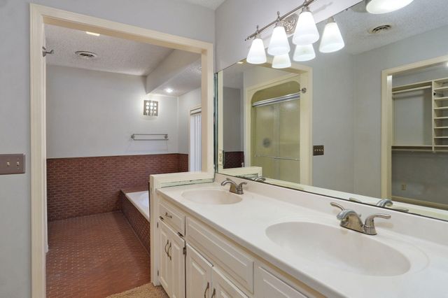 1950 S Farm Road 199, Springfield, MO 65809