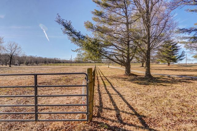 1950 S Farm Road 199, Springfield, MO 65809