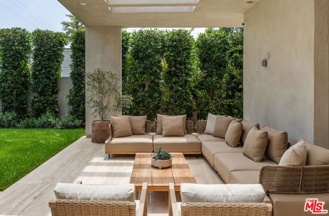 634 Moreno Avenue, Los Angeles, CA 90049