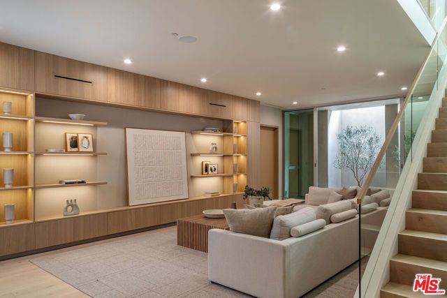634 Moreno Avenue, Los Angeles, CA 90049