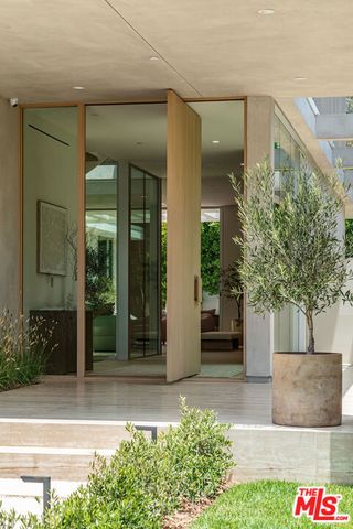 634 Moreno Avenue, Los Angeles, CA 90049