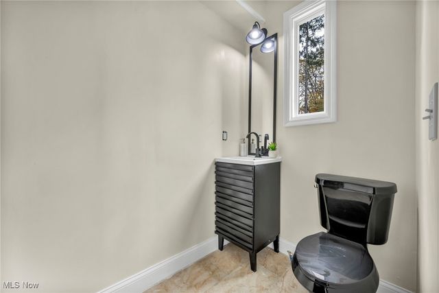 1555 W Market Street, Akron, OH 44313