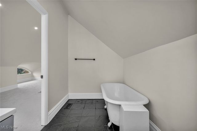 1555 W Market Street, Akron, OH 44313