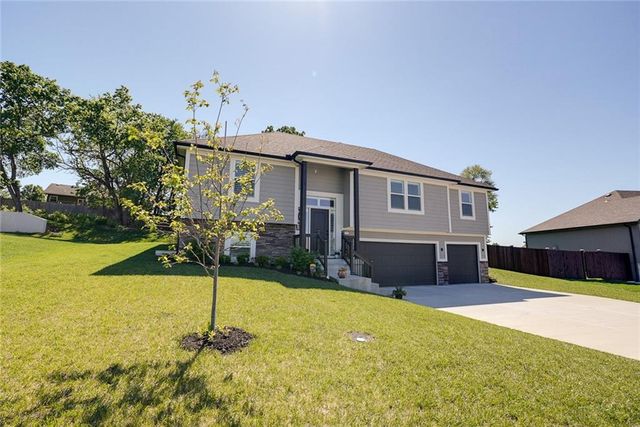 1404 NW Maple Drive, Grain Valley, MO 64029