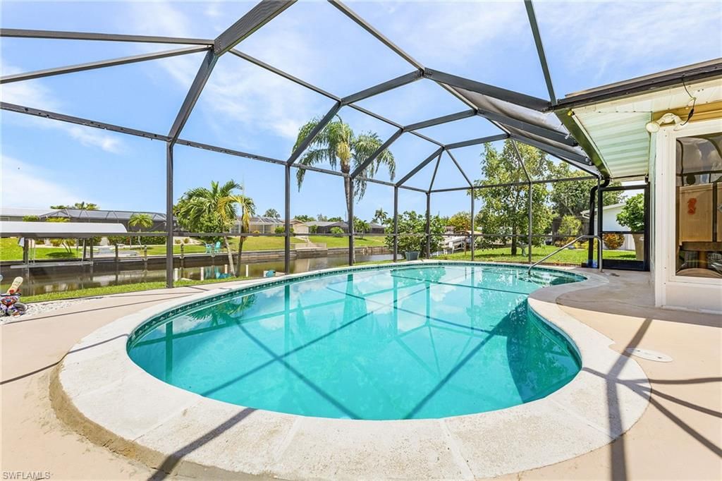 Image 19 of property listing at 3018 SE 17th PL, Cape Coral, FL 33904
