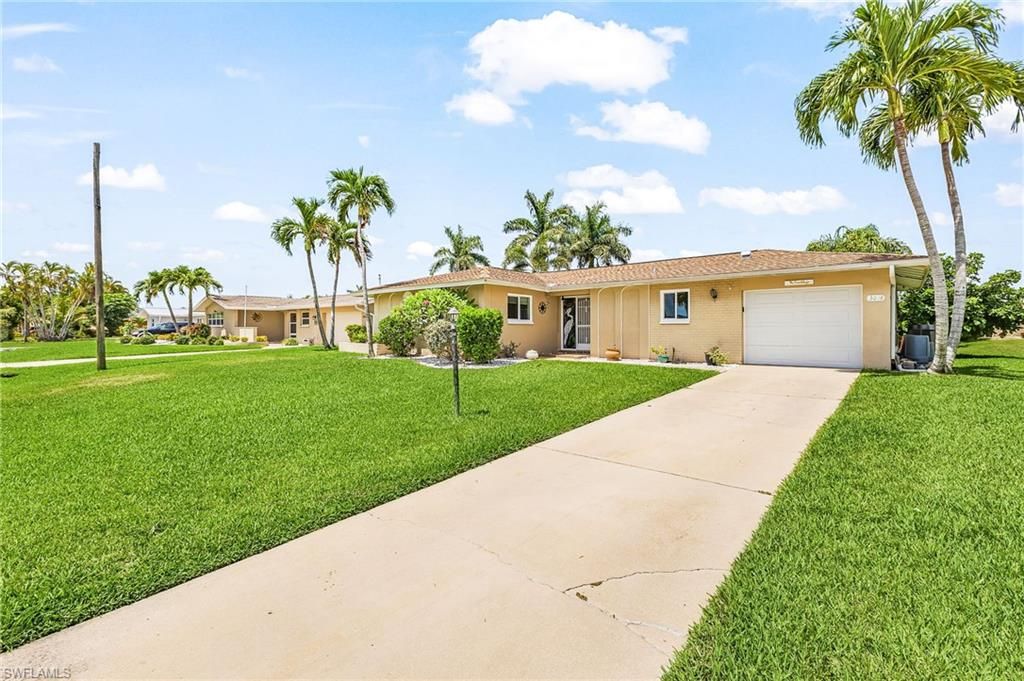 Image 4 of property listing at 3018 SE 17th PL, Cape Coral, FL 33904