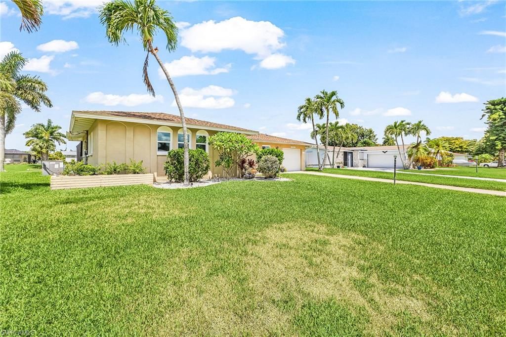Image 5 of property listing at 3018 SE 17th PL, Cape Coral, FL 33904