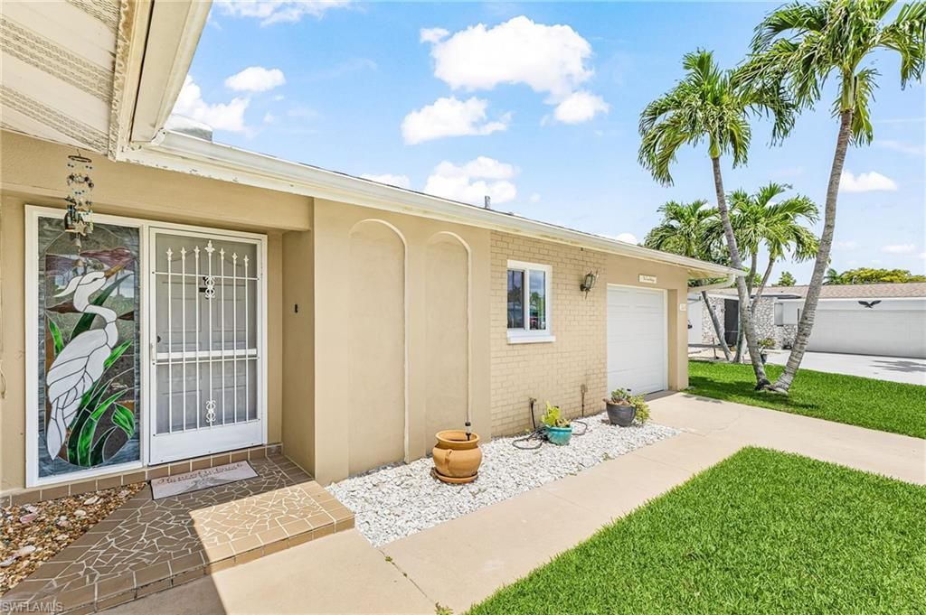 Image 6 of property listing at 3018 SE 17th PL, Cape Coral, FL 33904