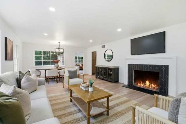 894 Larch Ln, Sacramento, CA 95864