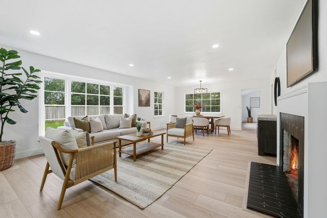 894 Larch Ln, Sacramento, CA 95864