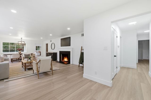 894 Larch Ln, Sacramento, CA 95864