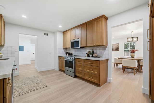 894 Larch Ln, Sacramento, CA 95864