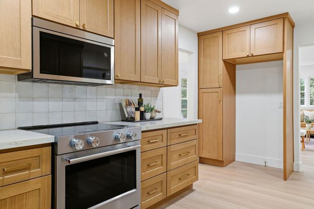 894 Larch Ln, Sacramento, CA 95864