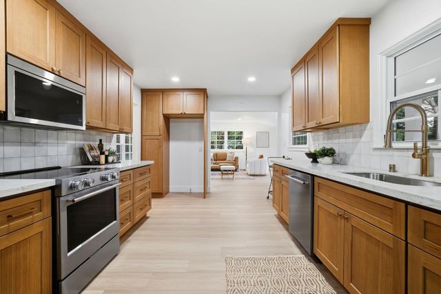 894 Larch Ln, Sacramento, CA 95864