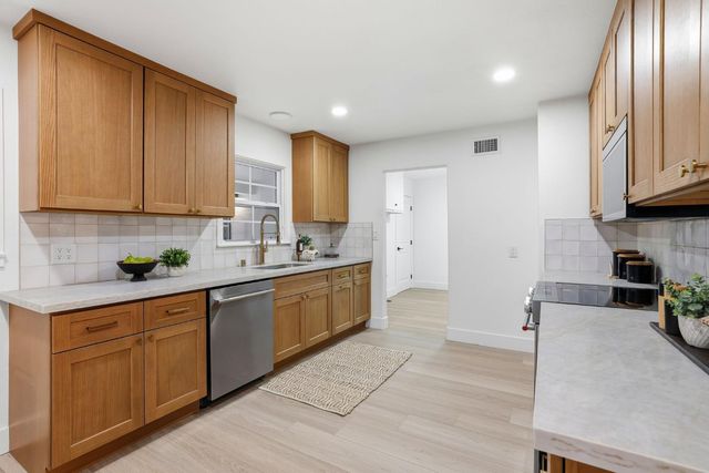 894 Larch Ln, Sacramento, CA 95864