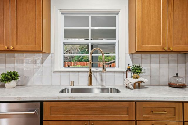 894 Larch Ln, Sacramento, CA 95864