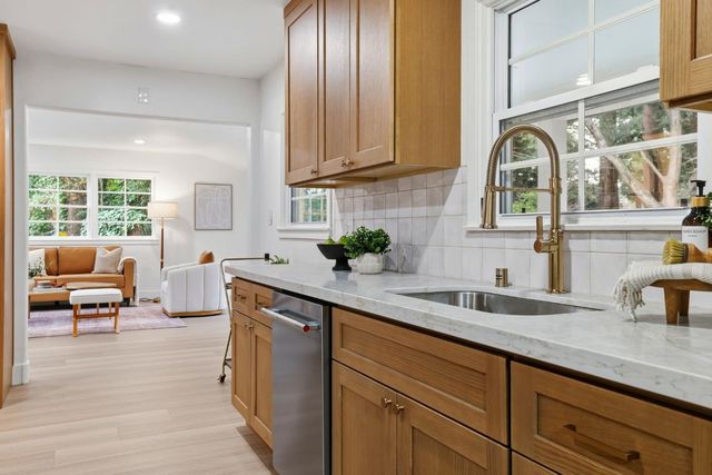 894 Larch Ln, Sacramento, CA 95864