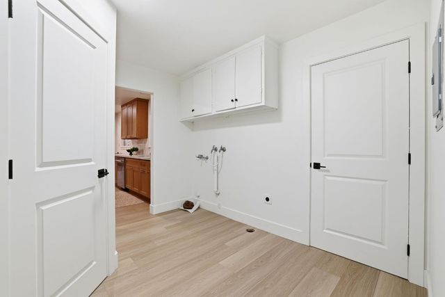 894 Larch Ln, Sacramento, CA 95864