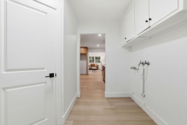 894 Larch Ln, Sacramento, CA 95864