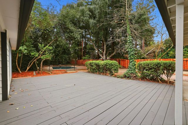 894 Larch Ln, Sacramento, CA 95864