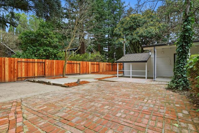 894 Larch Ln, Sacramento, CA 95864