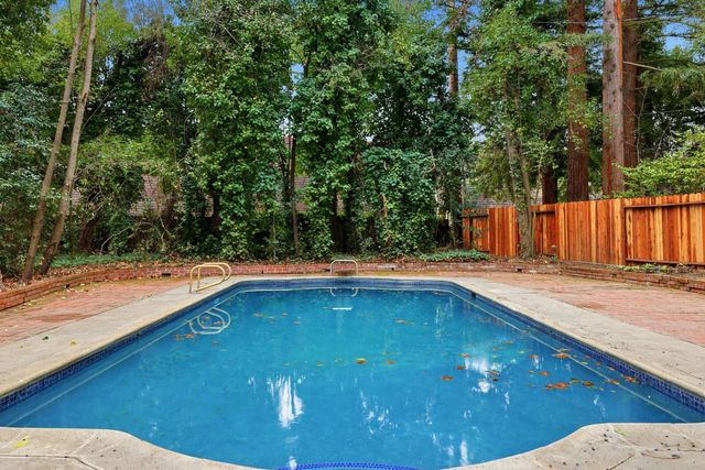 894 Larch Ln, Sacramento, CA 95864