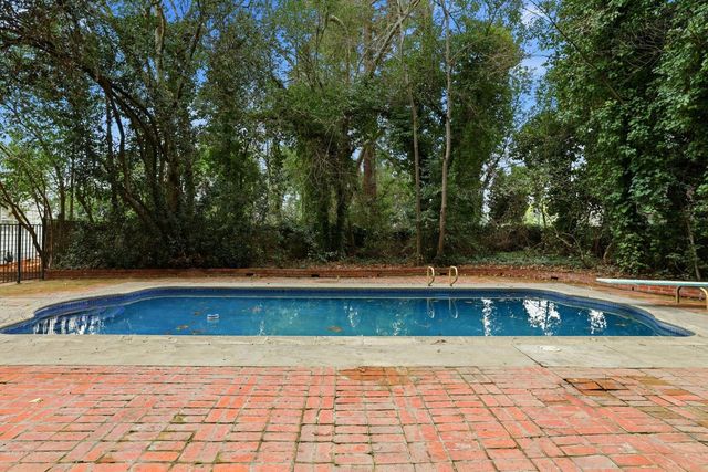 894 Larch Ln, Sacramento, CA 95864