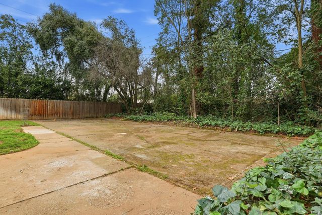 894 Larch Ln, Sacramento, CA 95864