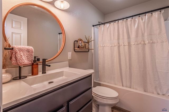 305 BEAR TOOTH DR, Box Elder, SD 57719