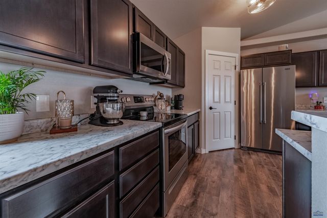 305 BEAR TOOTH DR, Box Elder, SD 57719